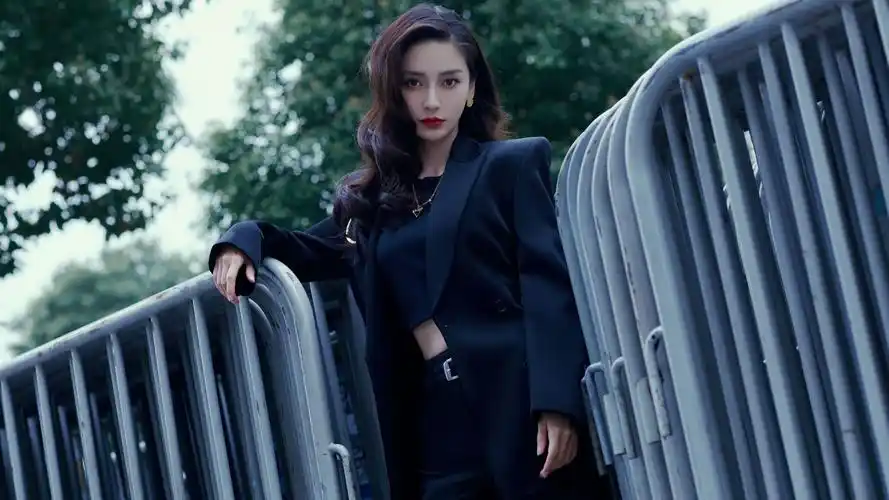 杨颖黑色西服套装着身化身高冷御姐展迷人小蛮腰户外写真