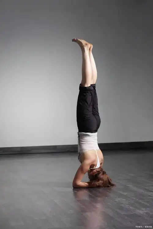 它通过各种身体的姿态和动作,帮助练习者达到身体的平衡,柔韧和力量.