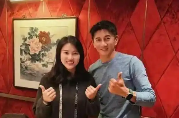 吴奇隆发文祝贺陈若琳,好福气,一个美女老婆,一个美女教练朋友