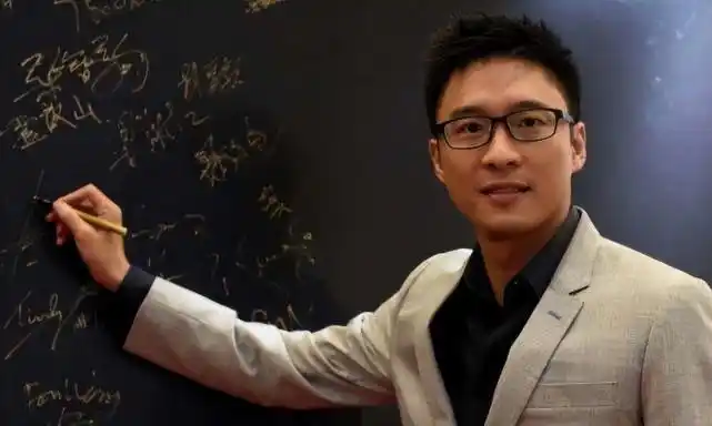 霍启山至今单身,而章子怡已经是孩子的妈妈了,霍启山近年来也懂事了