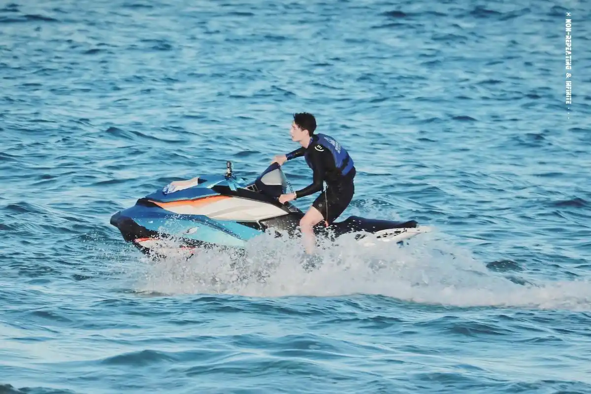 一组王一博在海边的造型来袭,清爽又帅气,湿发太撩啦