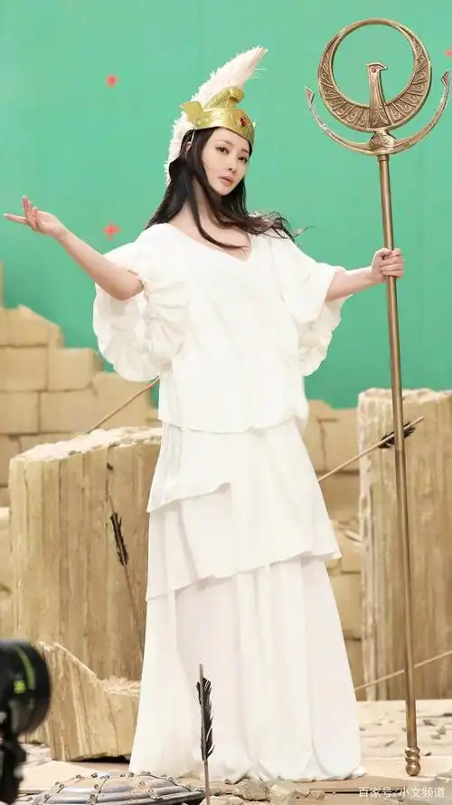 美翻天柳岩cosplay雅典娜