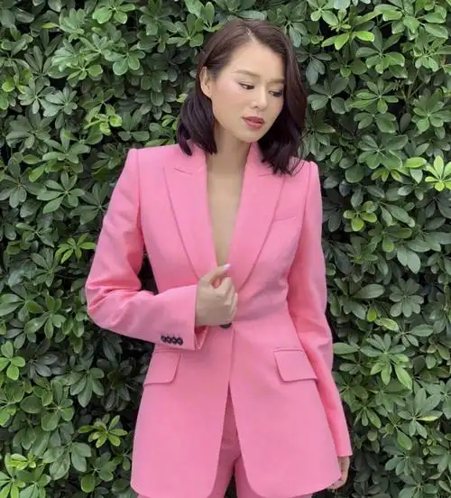 胡杏儿身着粉色西装街拍,天气太好,一定要多拍美照