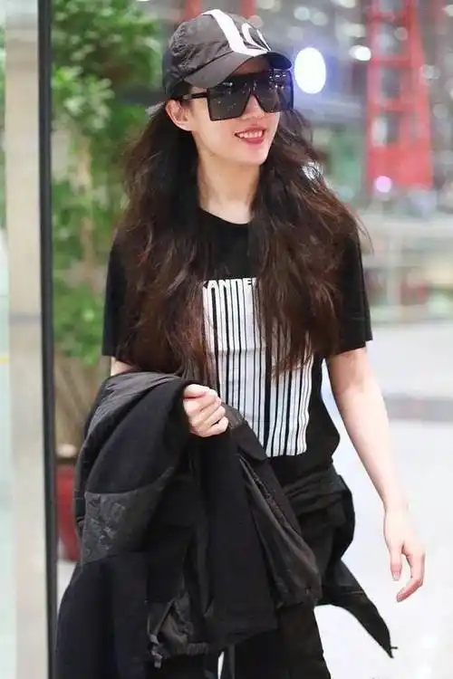 刘亦菲衣品终于提高了,全黑造型精致又高级,"婴儿肥"也好看_黑色_特色