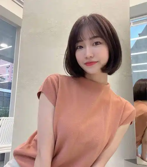 短发带层次感的波波头:这种发型非常适合想要增加层次感的女性,头发