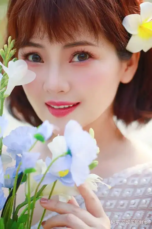 斯琴高丽春日浪漫写真曝光穿越丛林化身傣家姑娘