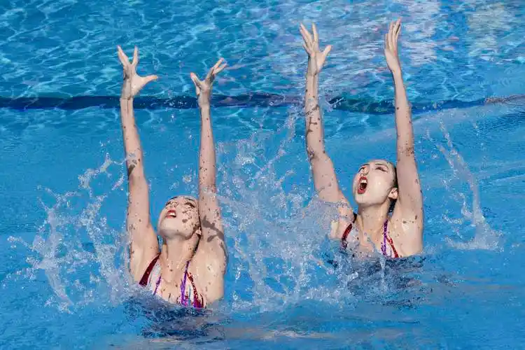 花样游泳世锦赛王柳懿王芊懿获得女子双人技术自选金牌