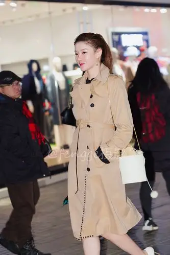 街拍将burberry风衣穿出开叉连衣裙感觉的美女