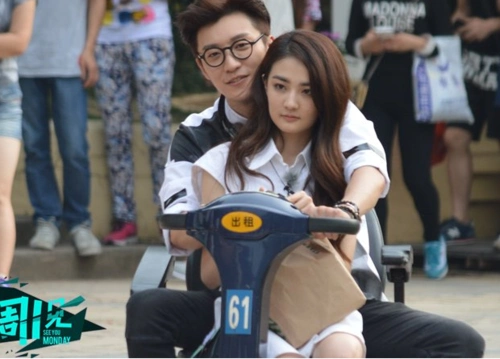 乔任梁戴圆框演文艺秀恩爱