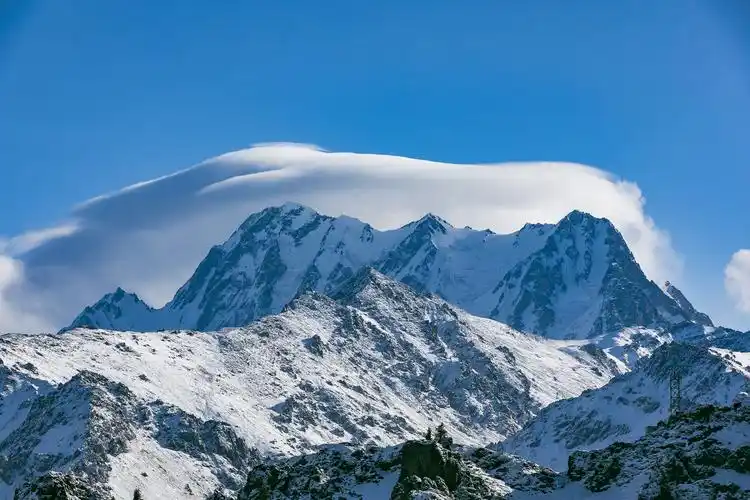 大美新疆!雪后初霁,天山天池壮美如画,博格达峰现罕见奇特景观