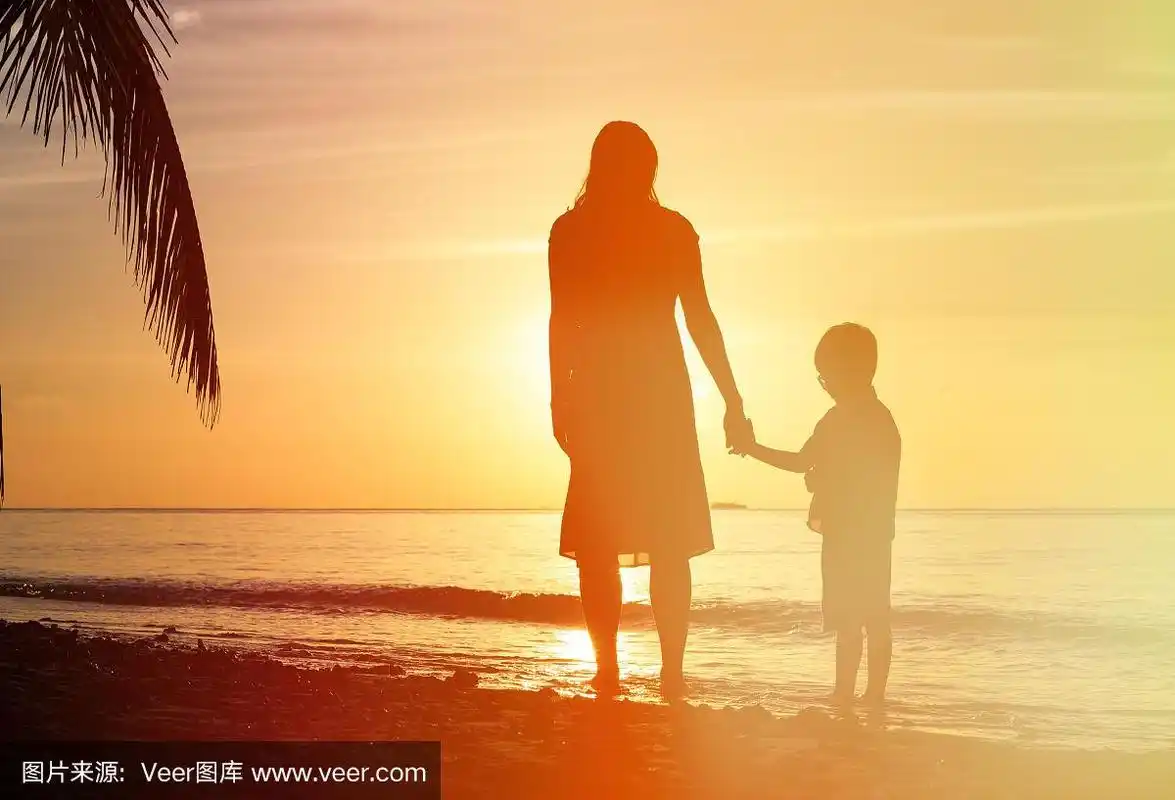 夕阳下母子牵手的剪影