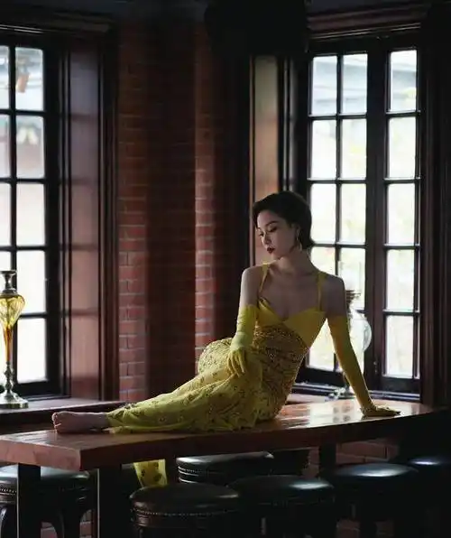 女星红毯比美,倪妮穿吊带鱼尾裙"博眼球",热巴却美到不敢认_身材_服饰