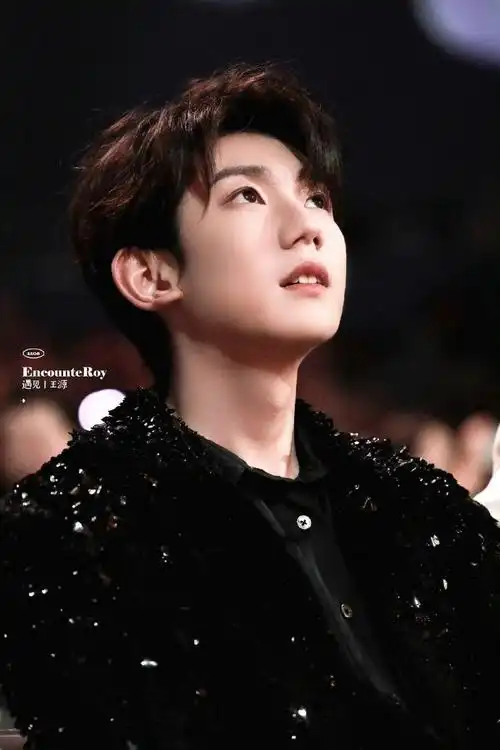 微博之夜内场饭拍9615溢出屏幕的帅气,侧颜好优越#王源绊王源