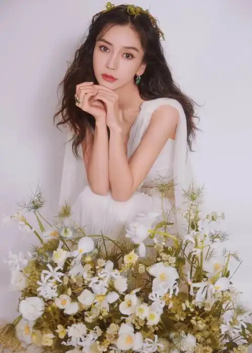 杨颖清纯美艳的写真照,高贵冷艳,复古优雅!