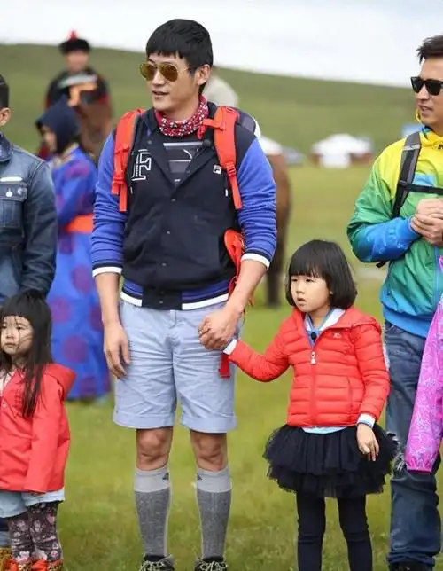 hey, 各位小伙伴!你们有没有见过陆毅一家四口的合照啊?