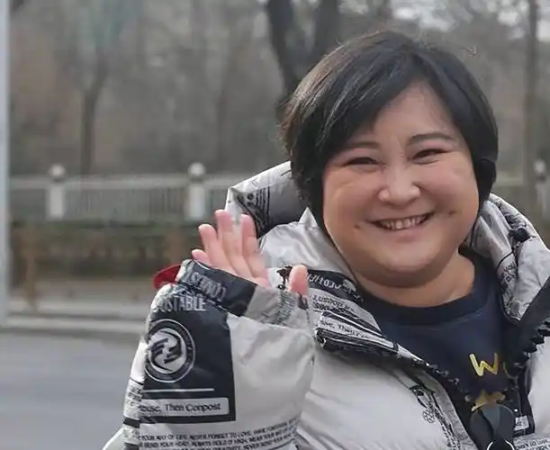 以前胖胖的贾玲更加可爱,面相非常喜庆,做起喜剧来给自己加分不少.