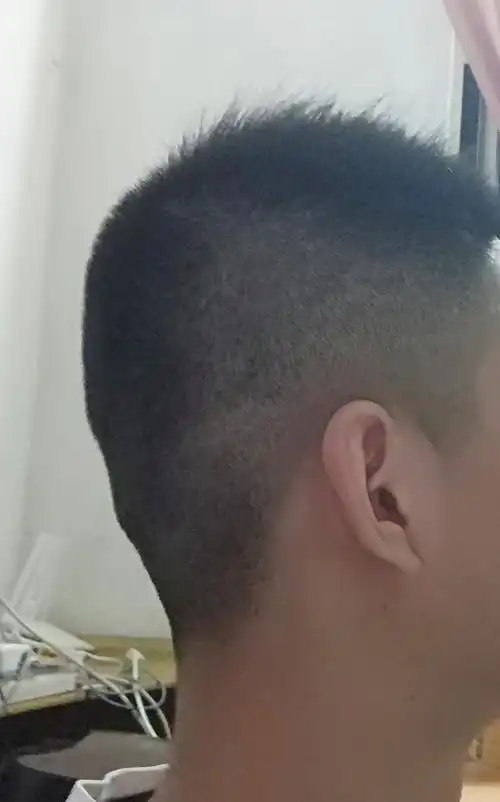 扁头侧面真的很丑,不知道有什么发型可以遮一遮,求解啊各位.