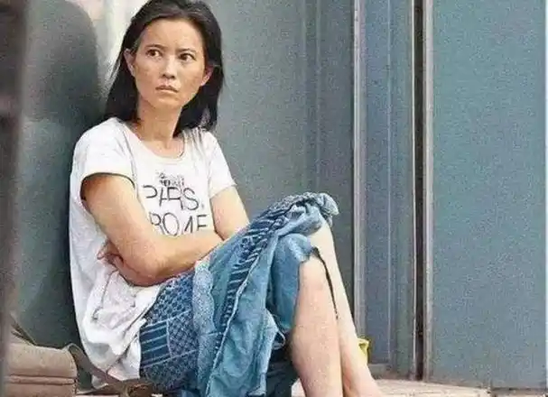 在2000年的五月,媒体曝光了香港女星蓝洁瑛在温哥华机场大闹的事件,她