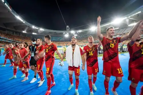 图为6月27日,比利时队球员在淘汰葡萄牙晋级八强的比赛后庆祝胜利.