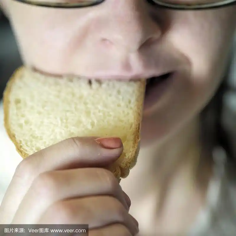 女人咬面包