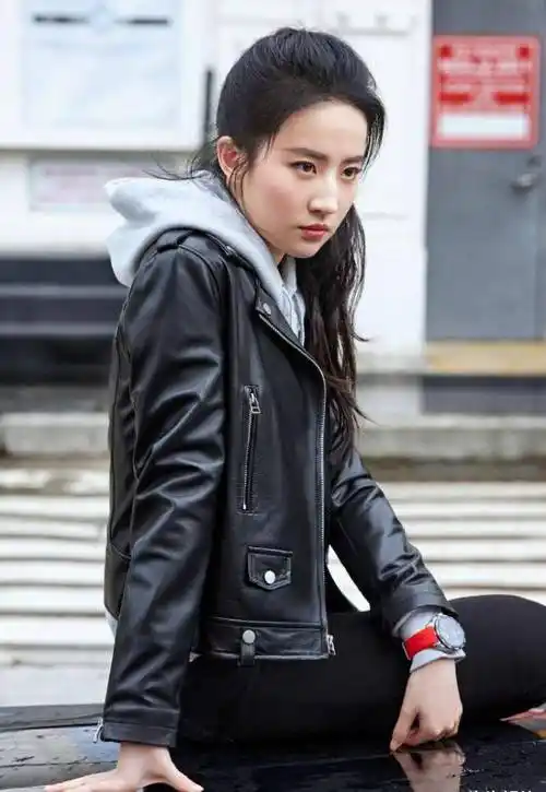 刘亦菲可甜可飒!高扎马尾穿机车皮衣叠加卫衣,机车风完美hold住
