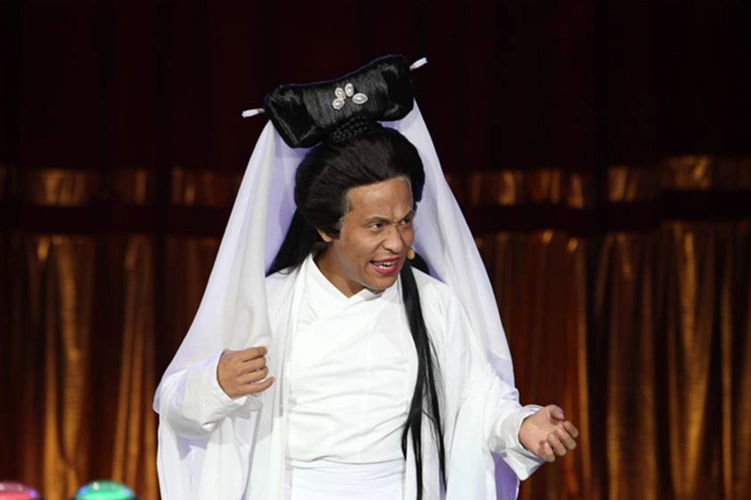 宋小宝的肤色真的特别黑,跟白娘子的形象完全不搭,可以说是颠覆性的