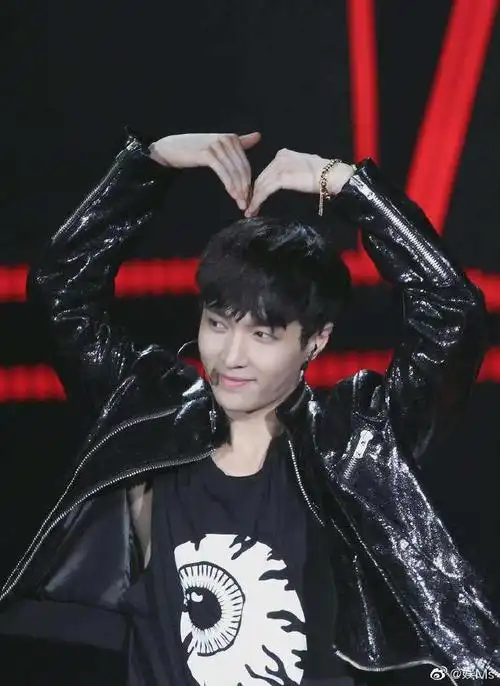 张艺兴反差感弹指爱心魔术#有一种心动叫张艺兴比心