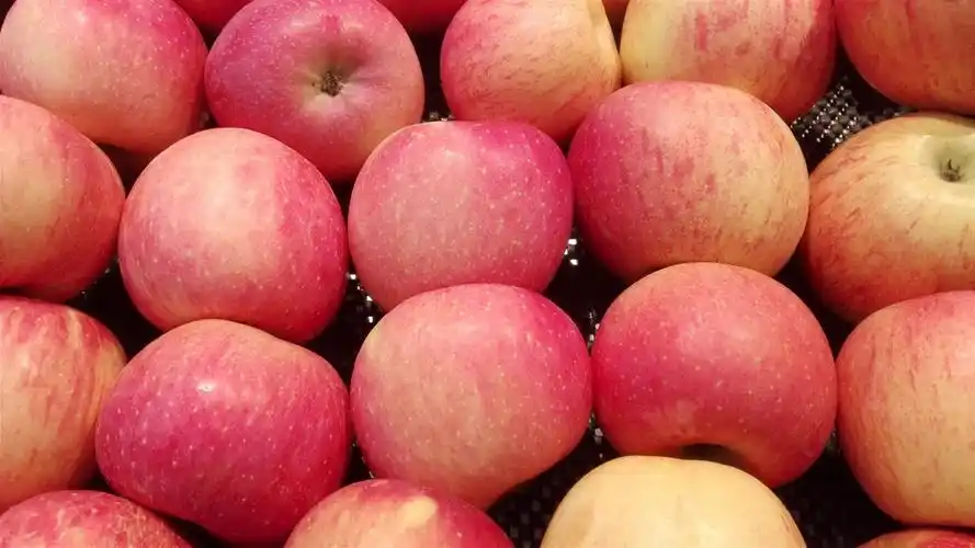 红色苹果特写镜头,商店 壁纸 - 1366x768