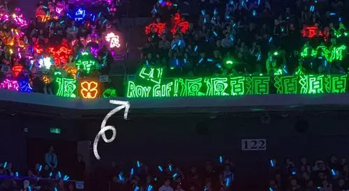 王源小可爱依旧可可爱爱,今日份绿色灯牌应援果真很振奋人心