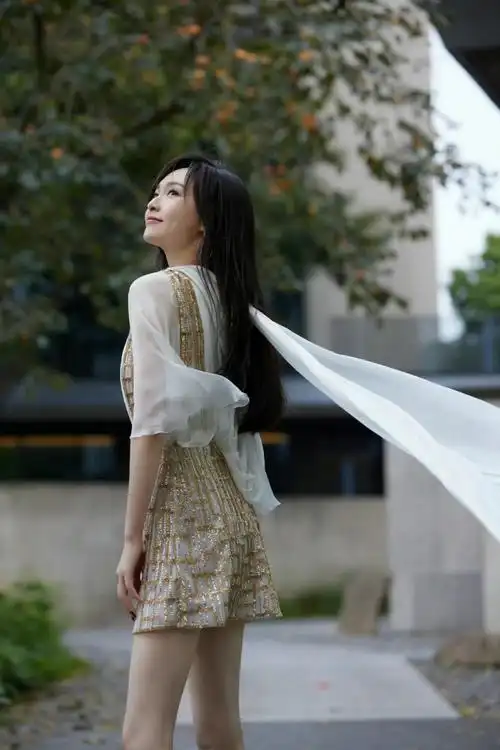 唐嫣穿不规则薄纱裙,搭配披肩长发,温柔优雅女神范十足!插图2