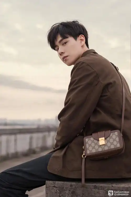 胡一天留着一头乌黑的短发,修剪得体的发型衬托得他更加英俊,夕阳余晖