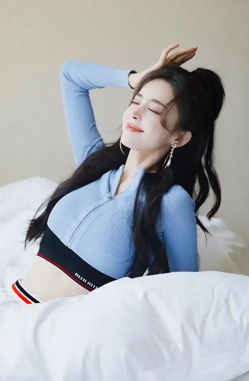 娜扎露肩长裙,肤色白皙透亮,妩媚动人!