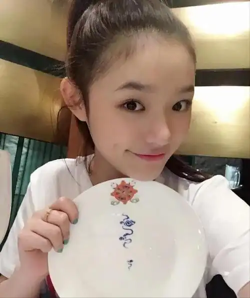 观察《美人鱼》这部电影时,我们会发现林允儿的手并不修长.