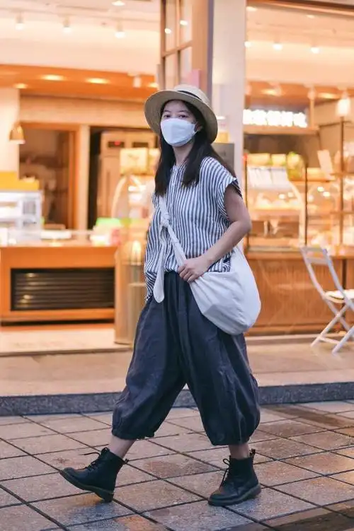 黑色阔腿灯笼裤配什么上衣好看(今年穿衣流行穿松不穿紧)(11)