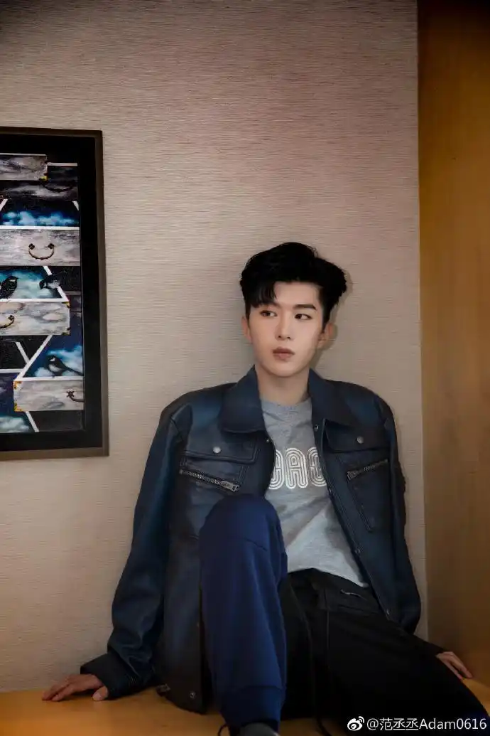 弟弟范丞丞综艺不断,爸妈高调现身时装周