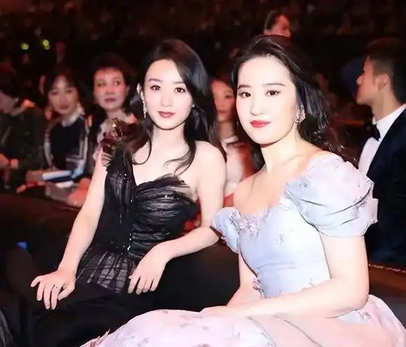 35岁刘亦菲和36岁杨幂站在一起,我才恍然大悟,美人之魅力自内在_来自
