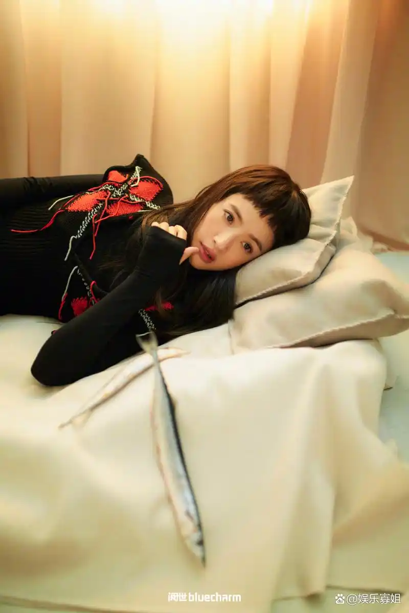 林依晨《阅世》一月刊封面,俏丽的齐刘海,清甜的气质