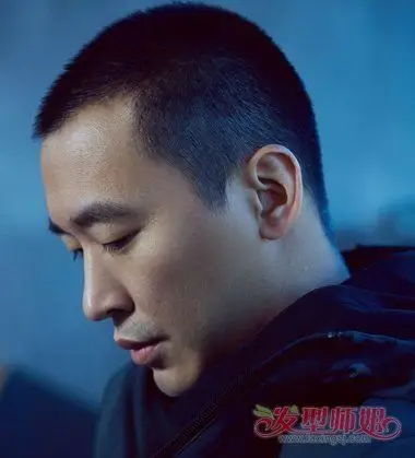 型男黄立行最喜欢梳圆寸头短发了,将厚厚的头发全部剃