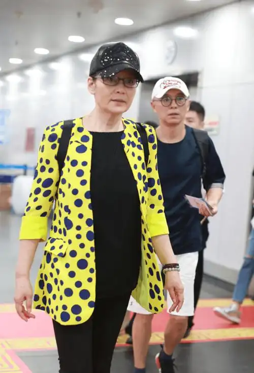 在机场拍到潘虹的素颜照,皱纹焉瘪难掩老态,这才是真实的66岁!