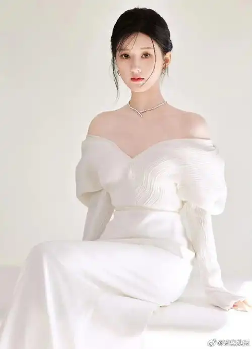 赵露思白色拖尾裙