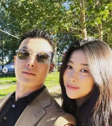 朱珠和老公带娃遛弯,夫妻俩甜蜜互拍,女儿皮肤白皙好可爱!