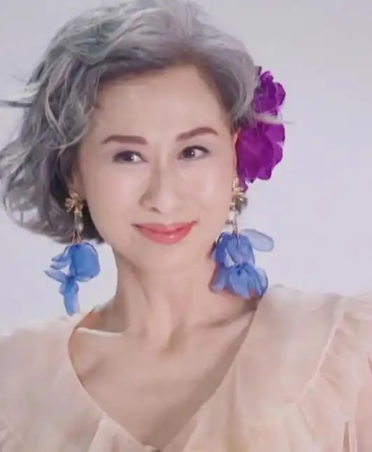 叶倩文,这位62岁的老年人,已经走过了一生中许多的艰辛和坎坷.