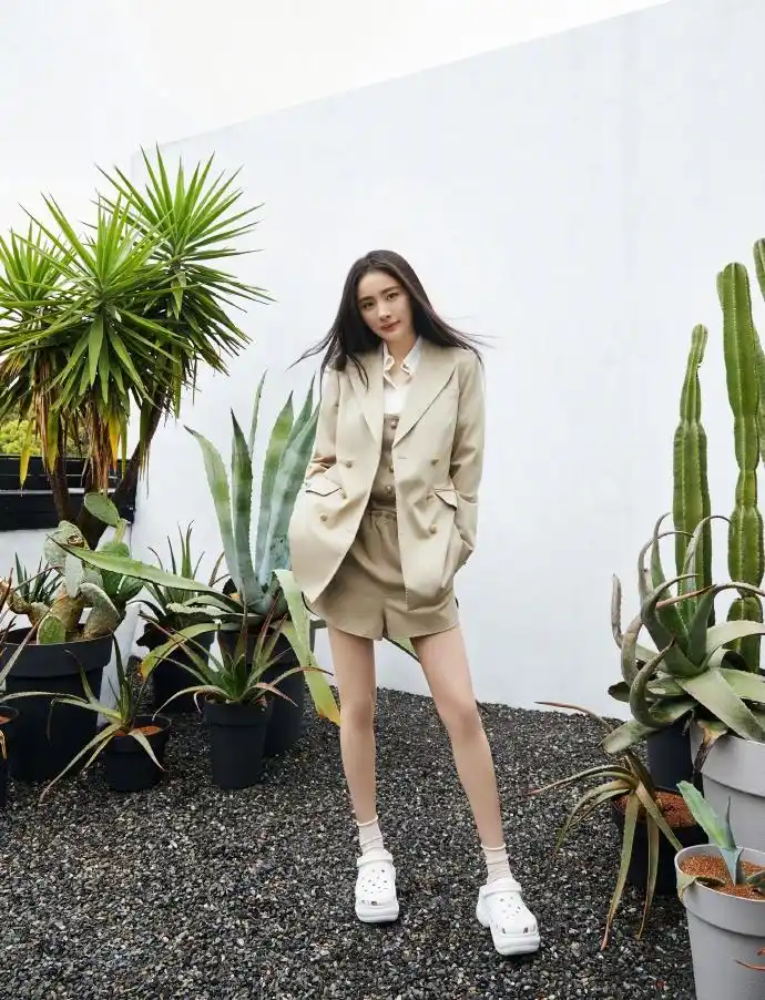 杨幂穿裸色西装温柔干练搭短裤长腿吸睛