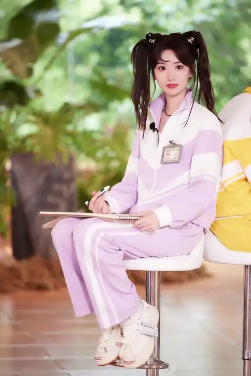 毛晓彤y2k编发好甜,今日份双马尾学姐