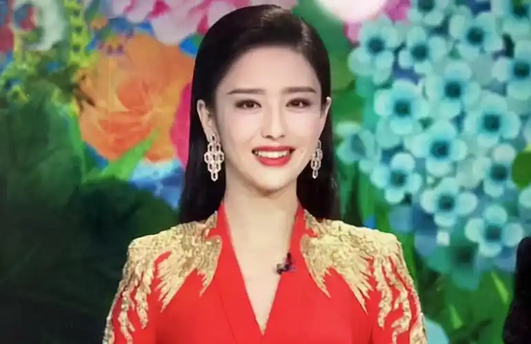 最先引起观众热议的自然是佟丽娅出现的春晚舞台,作为全国关注的一档