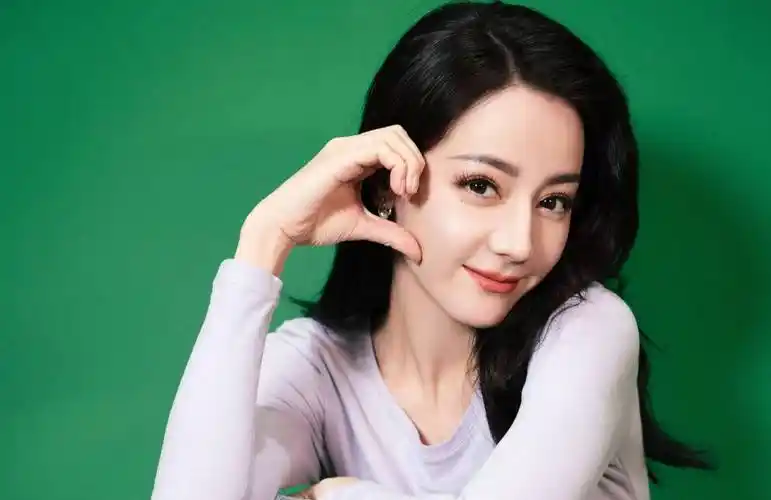 迪丽热巴恋情传闻后首现身,小腹平坦力破怀孕传闻,自曝年后进组_直播