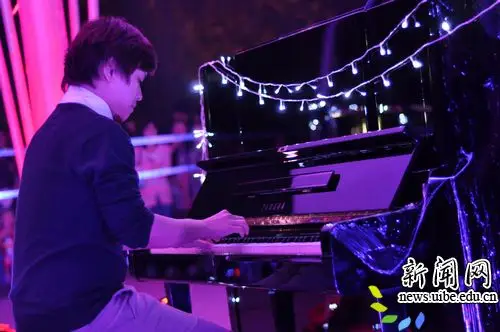 [图片] 2012毕业季商学院"我在现场"露天音乐会