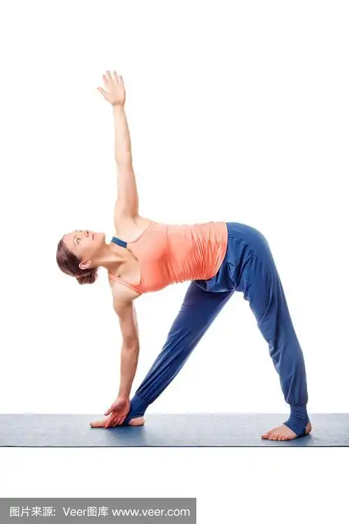 运动健康的女人练习瑜伽体位三角式