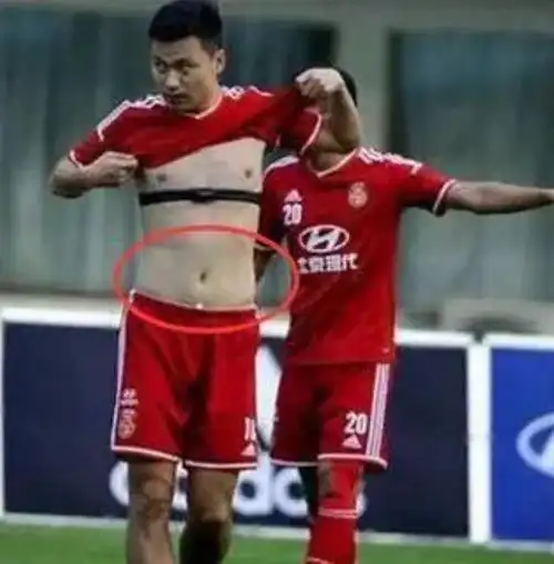 中国女足第一人进球后脱衣庆祝强悍腹肌看呆男观众