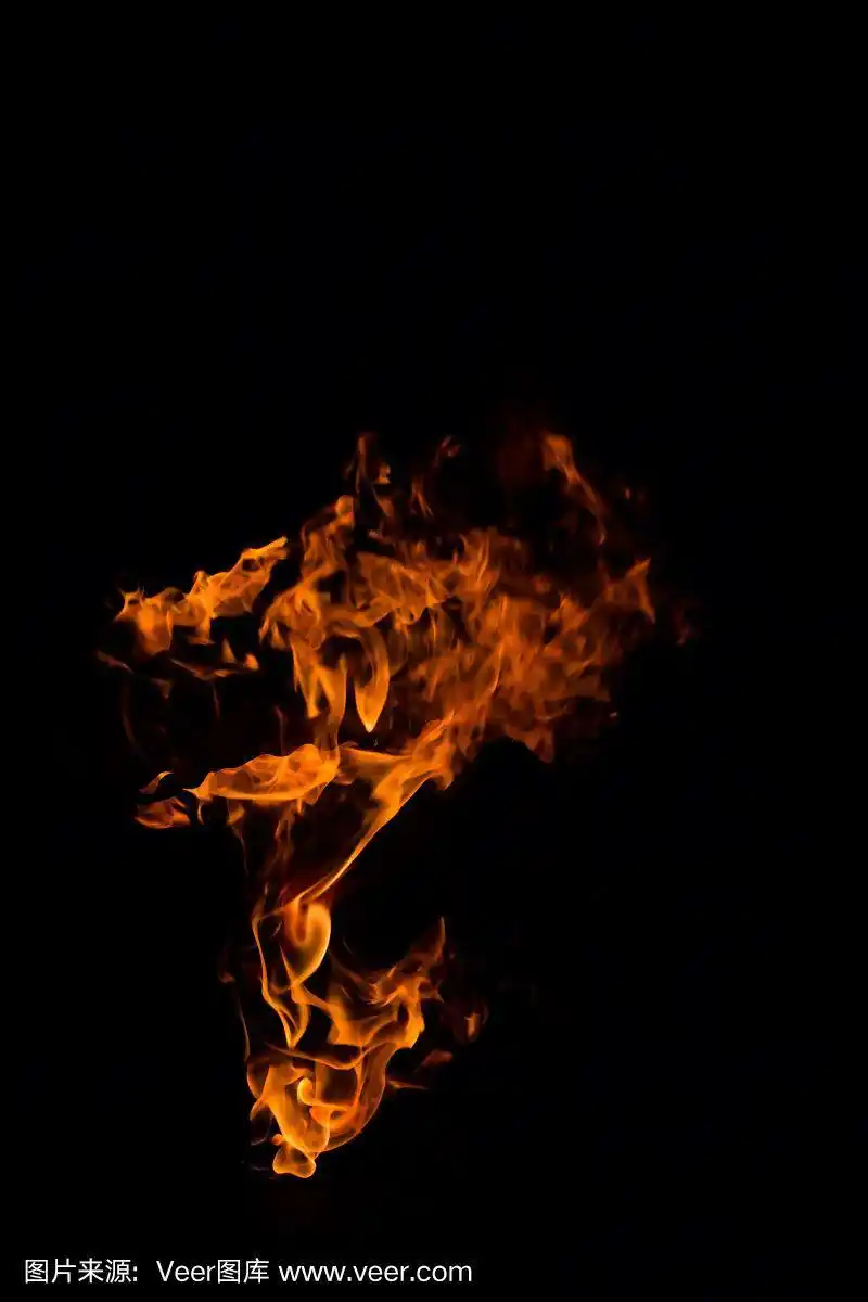 火焰在黑色背景上燃烧